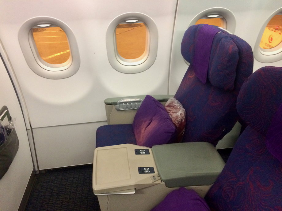 W przedniej części kabiny znajduje się 8 miejsc dla pasażerów klasy biznes. Fotele mają układ 2+2.
