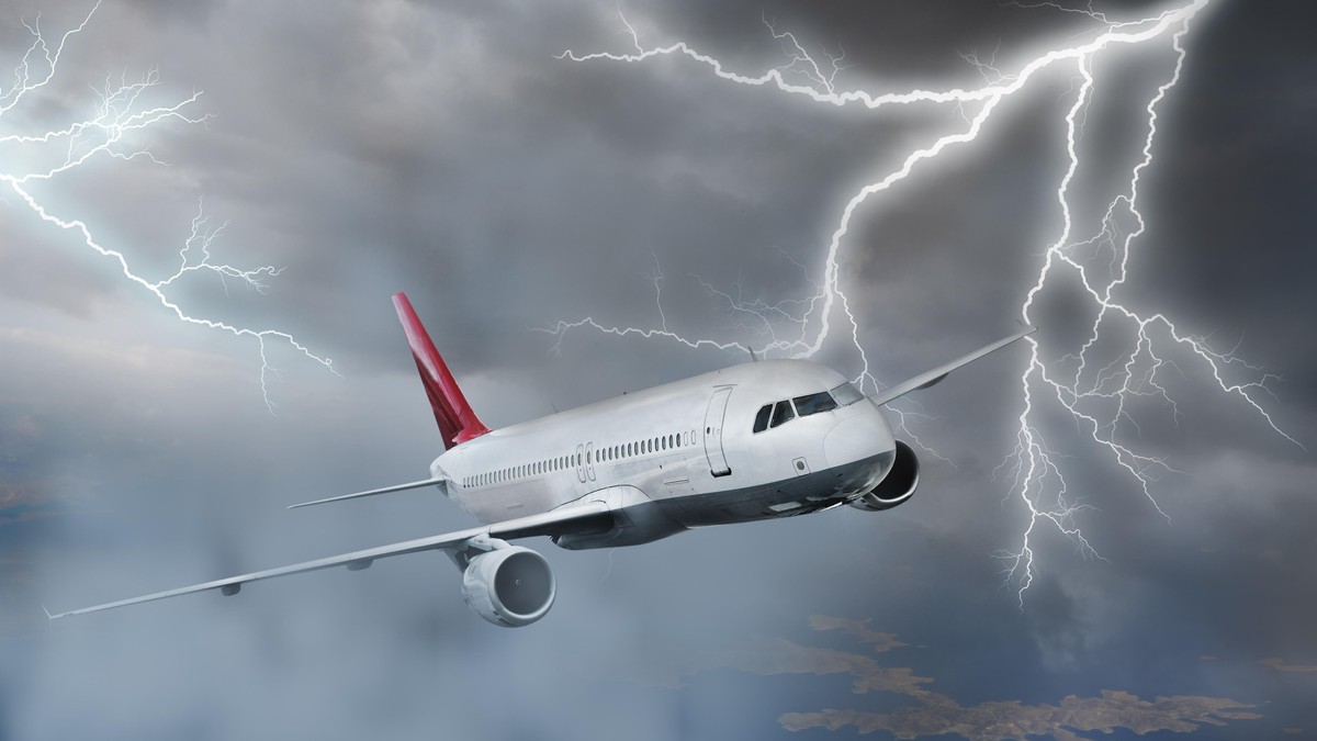 Ilustracija: grom udara u avion