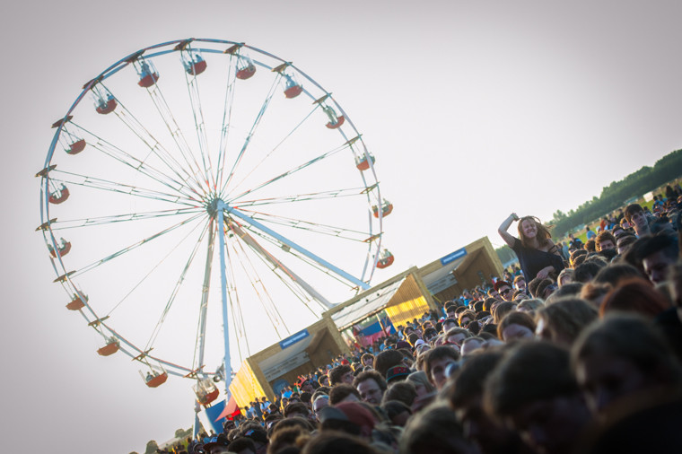 Publiczność pod sceną na festiwalu Heineken Open'er (fot. Monika Stolarska/Onet)