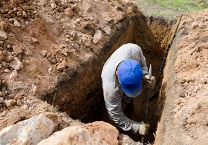Muškarac kopa grob