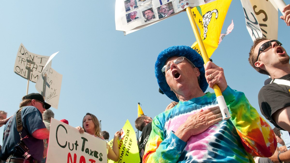 "Gdy w ubiegłym roku po raz pierwszy uczestniczyłem w demonstracji Tea Party w Downtown Syracuse nagle uświadomiłem sobie, że powstaje coś, co zaczęło mi się kojarzyć z fazą wstępną powstawania Solidarności, fazą autentycznego ruchu społecznego, protestu płynącego z serca, a nie kierowanego gdzieś przez bliżej nieokreśloną górę próbującą grać na ludzkich jak i moich odczuciach".