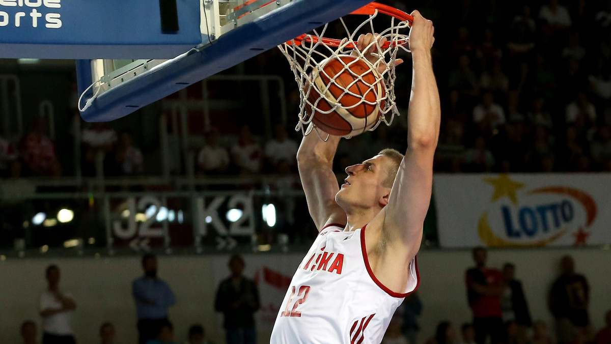 Porażka z Białorusią w Toruniu 57:76 mocno skomplikowała sprawę awansu do EuroBasketu reprezentacji Polski koszykarzy. - Zagraliśmy najsłabsze spotkanie ze wszystkich w tym roku - mówił na pomeczowej konferencji prasowej Adam Waczyński.