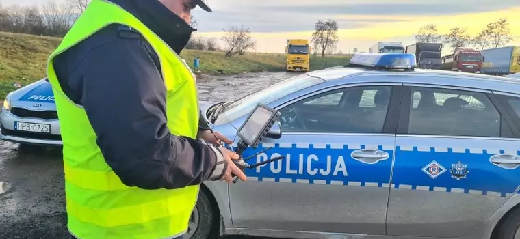 W tym miejscu kierowcy ciężarówek nagminnie łamią zakaz. Policja ich zaskoczyła [WIDEO]