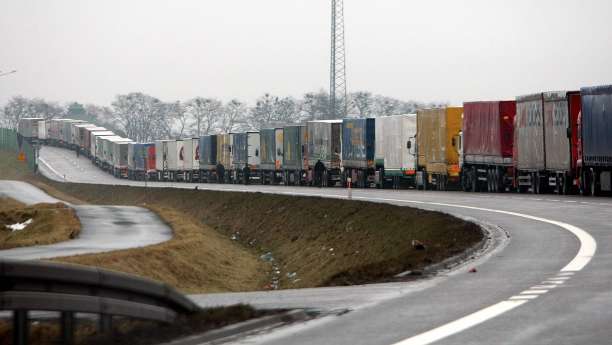 Wydłużają się kolejki ciężarówek do przejść granicznych z Białorusią w województwie podlaskim. W sobotę wieczorem na wyjazd przez Kuźnicę ich kierowcy musieli czekać ok. 58 godz., w Bobrownikach ok. 44 godz. - poinformowała Straż Graniczna i celnicy.