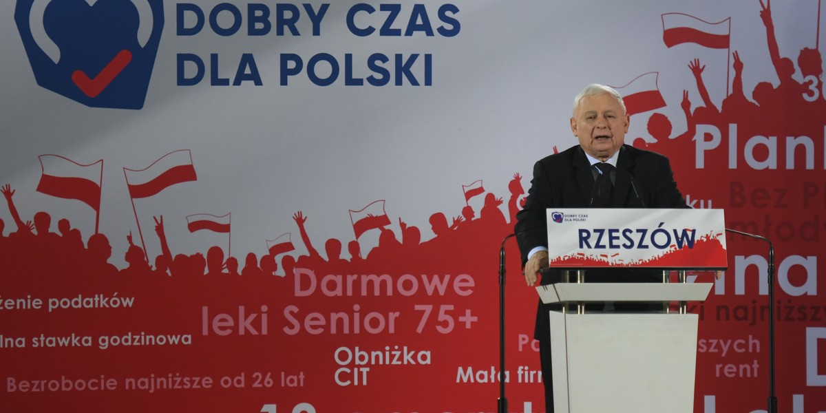 Lider PiS Jarosław Kaczyński miesięcznie pobiera 7 740 zł emerytury. Rocznie daje to kwotę blisko 93 000 zł. Oprócz tego oczywiście Kaczyński pobiera pensję posła i dietę poselską, co daje kolejne blisko 125 000 zł. Miesięcznie szef rządzącej partii otrzymuje około 18 000 zł