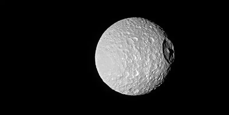 Mimas, jeden z księżyców Jowisza