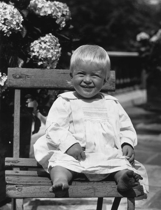 100. urodziny księcia Filipa: jak wyglądało jego życie? (zdjęcie wykonano w 1922 r.) 