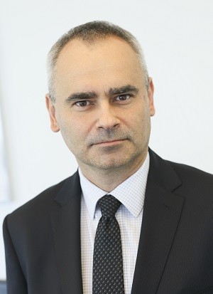 Prof. dr hab. Rafał Gierczyński, Zastępca Dyrektora ds. Bezpieczeństwa Epidemiologicznego i Środowiskowego, Kierownik Zakładu Bakteriologii i Zwalczania Skażeń Biologicznych, Narodowy Instytut Zdrowia Publicznego – Państwowy Zakład Higieny