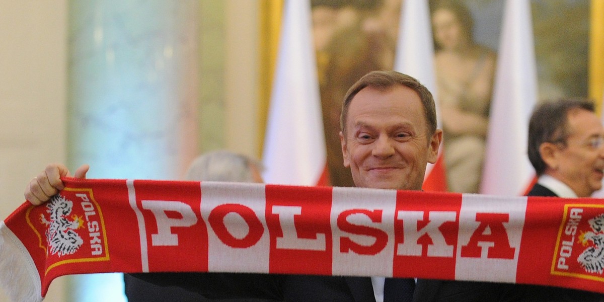 donald tusk z szalikiem