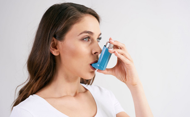 Kobieta używa inhalatora, astma
