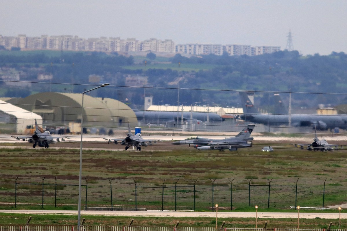 Tureckie samoloty w bazie Incirlik