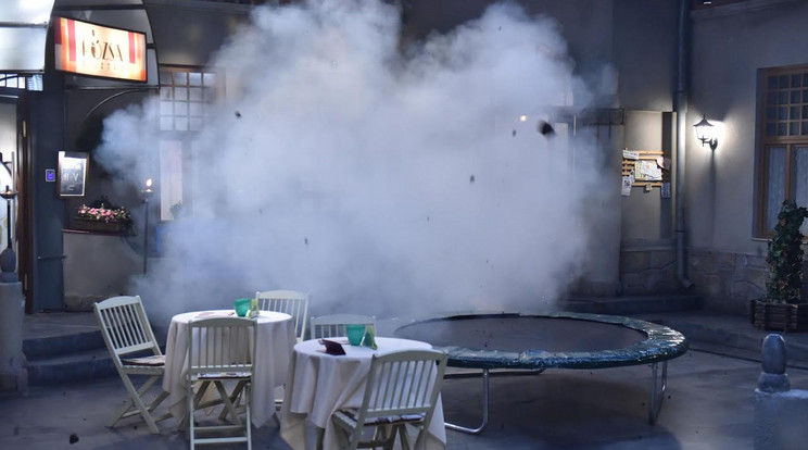 Füstfelhő és törmelék az udvaron /Fotó: RTL Klub