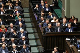 brakuje jednego mandatu do władzy. takiej sytuacji jeszcze nie było. najnowszy sondaż partyjny