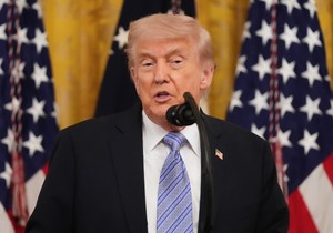 Predsednik Donald Tramp tokom događaja sa vlasnicima malih preduzeća, u ponedeljak, 4. maja, u Istočnoj sobi Bele kuće u Vašingtonu