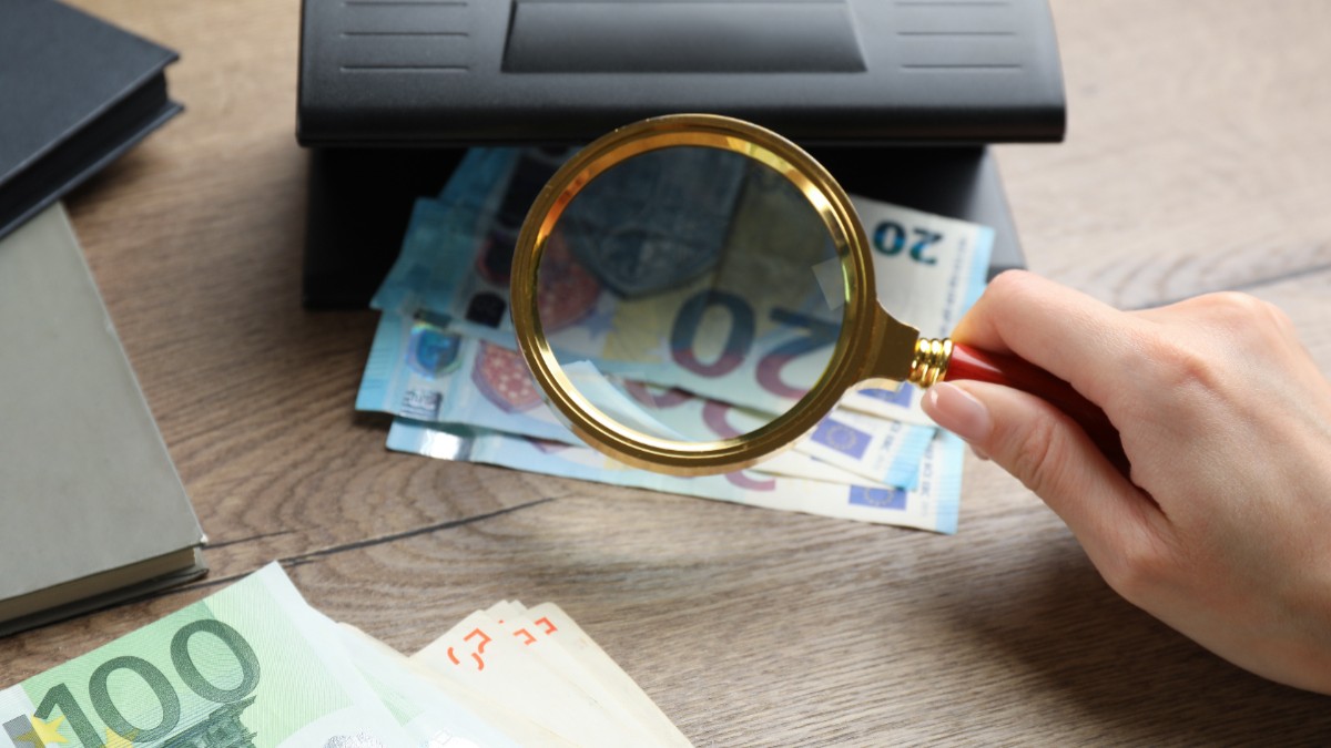 Aproape 250.000 de euro falși, descoperiți de polițiști într-o mașină. Gestul care l-a dat de gol pe un șofer, în Spania