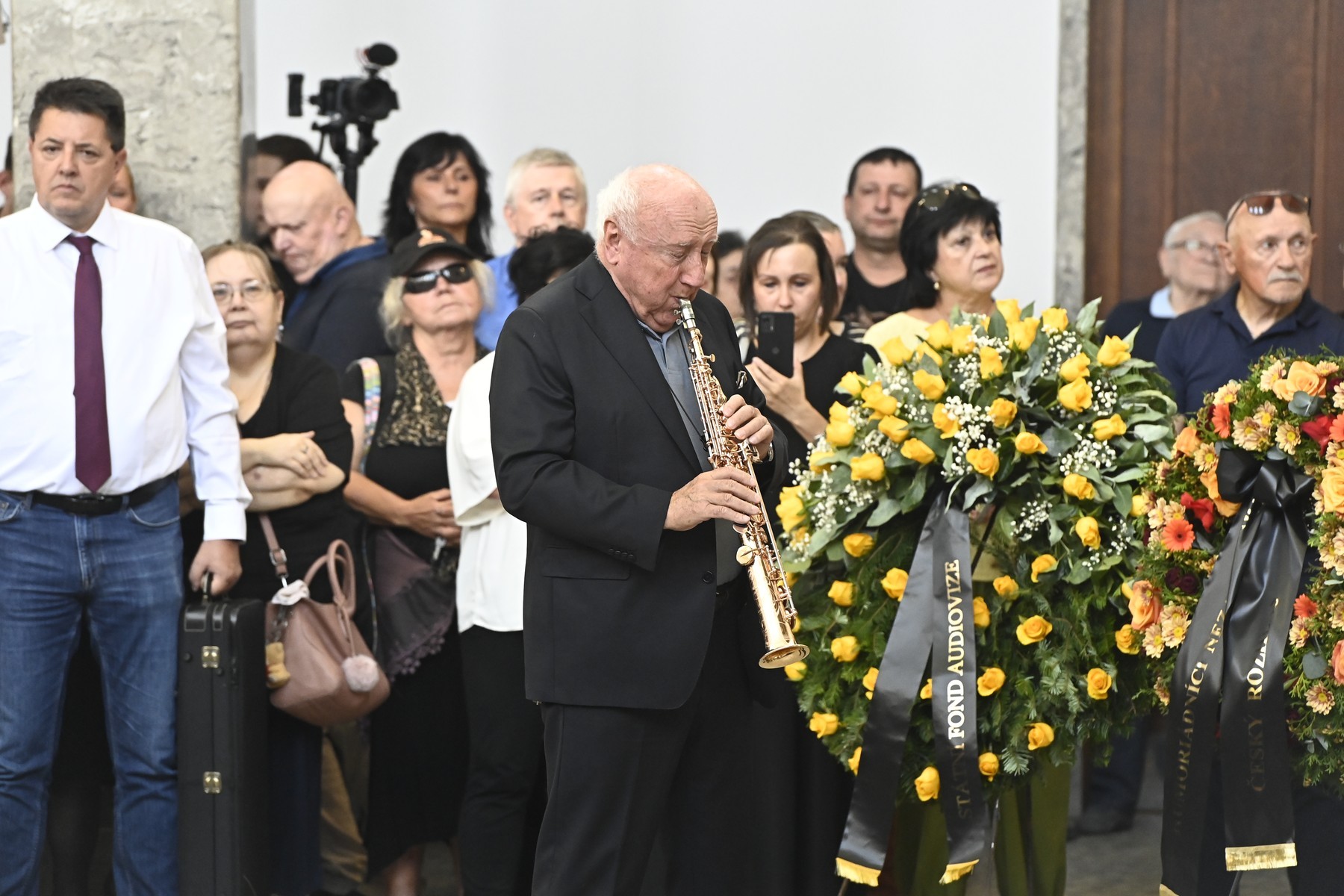 Na pohrebe Jiřího Krampola († 87) zahral Felix Slováček. 