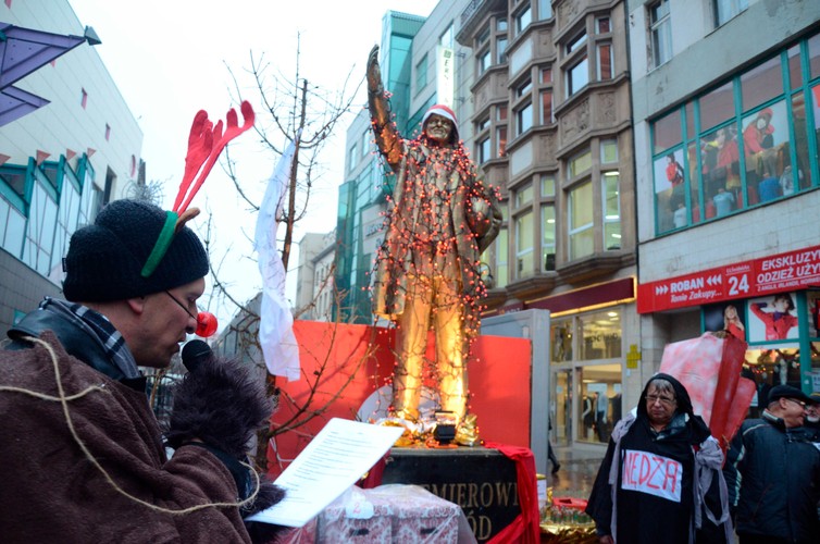 Złoty Donald Tusk w mikołajowej czapie