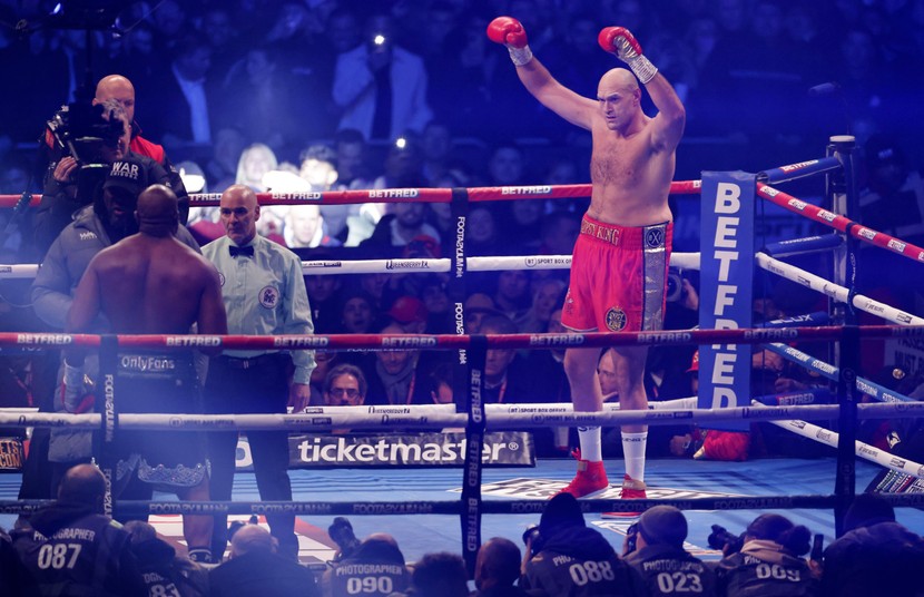 Fury zachował mistrzowski pas WBC. Chisora nie dotrwał do końca walki