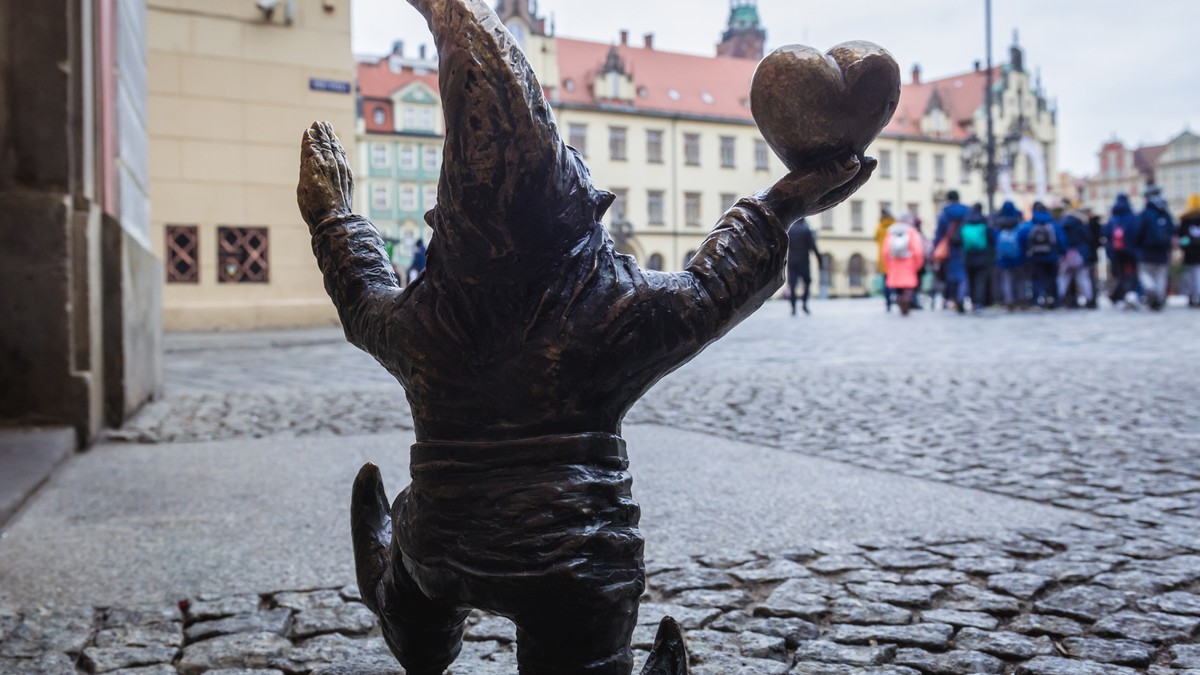 Krasnal WrocLovek przy kamieniczkach "Jasia i Małgosi" we Wrocławiu