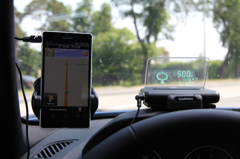 Garmin HUD i telefon z aplikacją Navigon