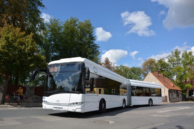 Taki 18-metrowy elektryczny Urbino kursuje na linii M19 w Brunszwiku. Tutaj Solaris zastosował system bezstykowego ładowania Primove, który został opracowany przez Bombardiera (na potrzeby tego kontraktu obie firm się na chwilę sprzymierzyły). W segmencie elektrycznym Solaris oferuje modele  wyposażone w system ładowania baterii zarówno metodą plug-in (przez wtyczkę), jak też z wykorzystaniem pantografu oraz przez indukcję, czyli w sposób bezstykowy.