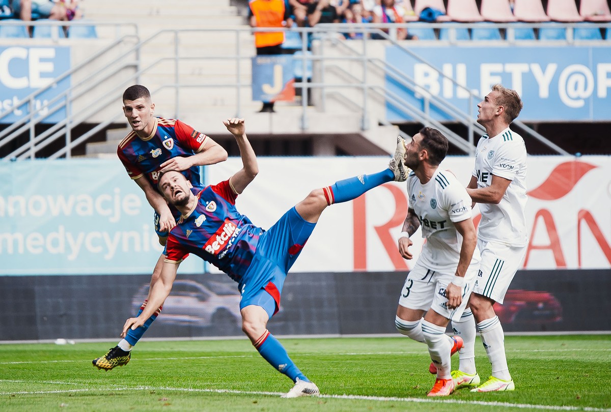 Piłkarze Piasta Gliwice Alberto Toril (L) i Tomas Huk (L-C) podczas meczu ze Śląskiem Wrocław