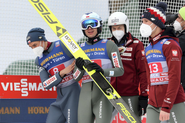 Kamil Stoch (2L) odbiera gratulacje od kolegów z reprezentacji po wygraniu trzeciego konkursu Turnieju Czterech Skoczni w skokach narciarskich, na obiekcie "Bergisel"