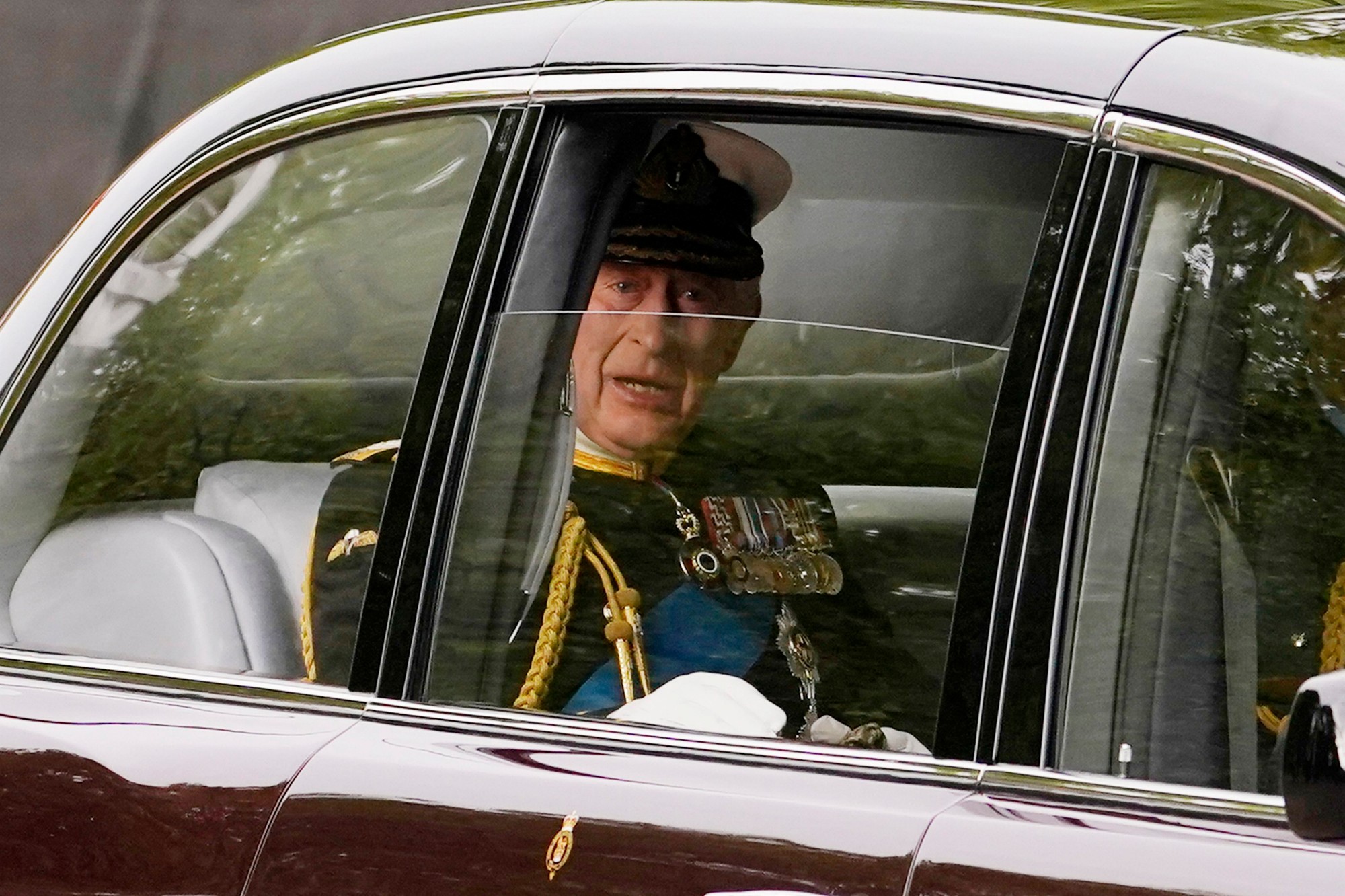 Kráľ Karol III. prichádza na pohreb svojej matky.