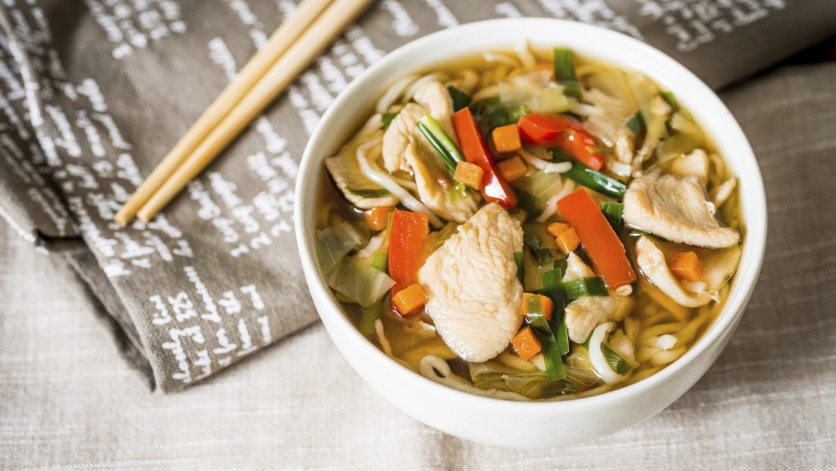 Ramen bierze swój początek w Chinach, mimo że obecnie jest specjałem kuchni japońskiej. Bogata i sycąca zupa występuje w wielu różnych wersjach. Możesz spotkać się z takimi odmianami jak shio, tonkotsu, shoyu czy miso. Od ciebie samego zależy, na który rodzaj się zdecydujesz. Czym różnią się między sobą? Przede wszystkim użytymi składnikami – mogą to być owoce morza, jajko, mięso kaczki.