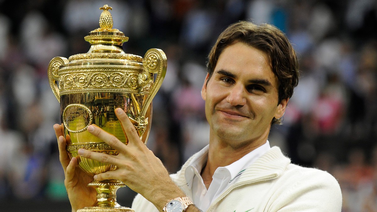 Roger Federer pokonał Andy'ego Murraya 4:6, 7:5, 6:3, 6:3 w finale Wimbledonu (z pulą nagród 16,1 mln funtów). Dla Szwajcara to siódmy triumf na londyńskich kortach w wielkoszlemowym turnieju (Fot. PAP/EPA).