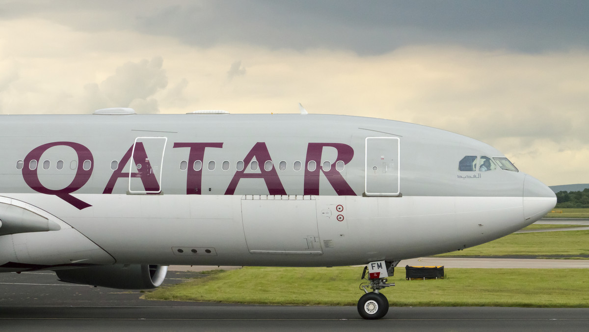 Na pokładzie samolotu linii Qatar Airways miała miejsce niecodzienna sytuacja. Jedna z pasażerek lotu z Dohy na wyspę Bali odkryła, że jej mąż ma romans. Kobieta wpadła w furię.