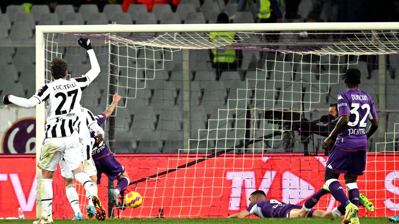 Piłkarz Fiorentiny Lorenzo Venuti (L) strzelający gola samobójczego podczas meczu z Juventusem w półfinale Pucharu Włoch