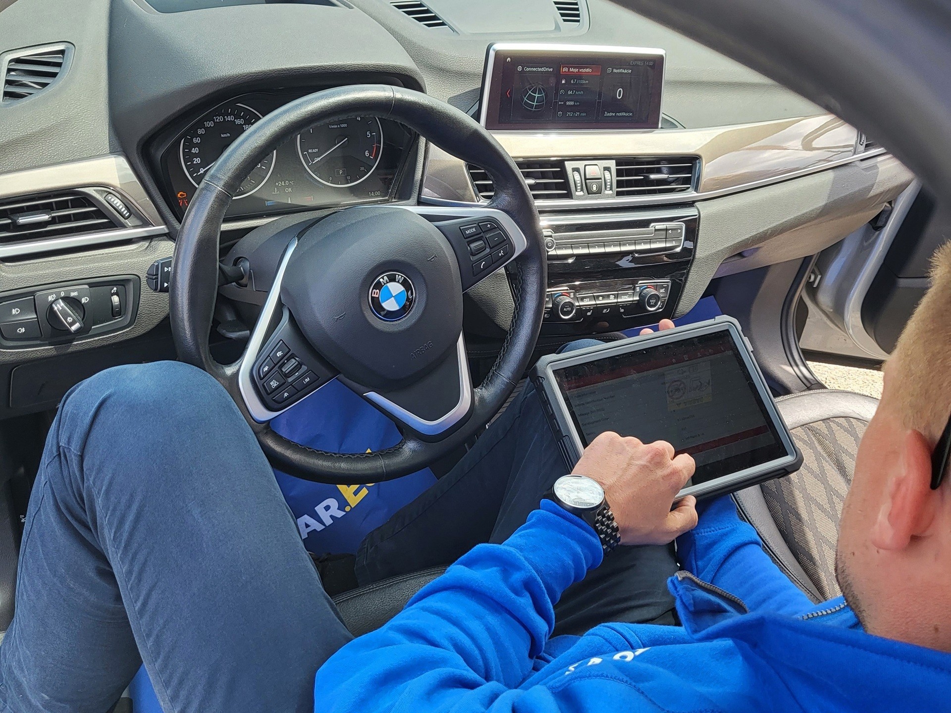 Technik služby Komplexné preverenie vozidla.