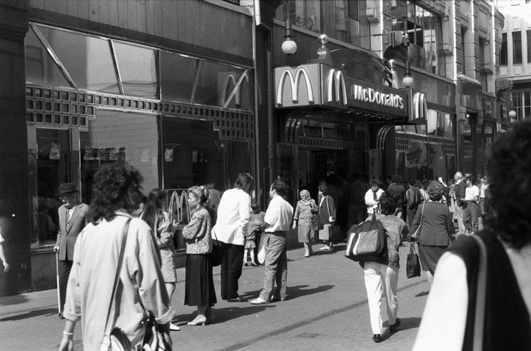 The first Hungarian McDonald's restaurant on Régiposta Street in Budapest - traffic increased dramatically during the presidential visit / Photo: Fortepan - Chuckyeager tumblr 