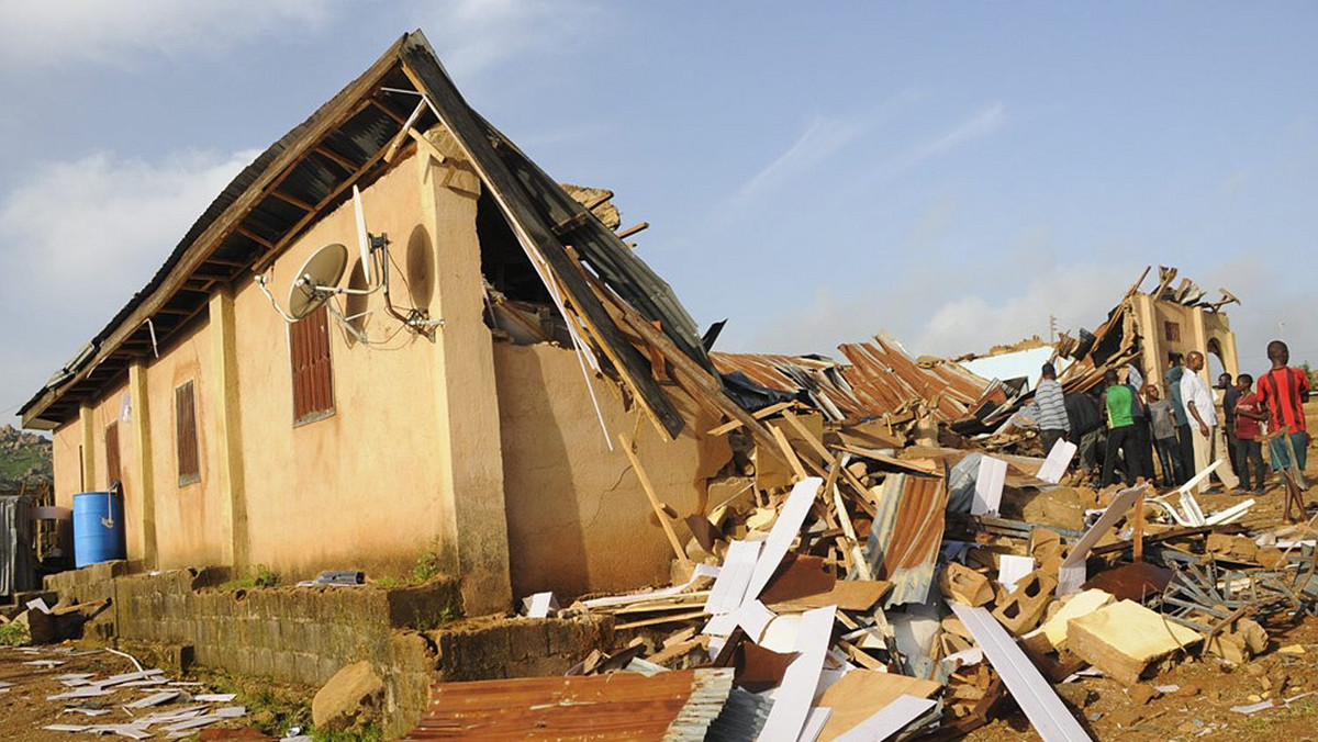 Dwanaście osób poniosło śmierć, a 80 zostało rannych w atakach bombowych na trzy chrześcijańskie kościoły na północy Nigerii - podała agencja AP, powołując się na nigeryjski Czerwony Krzyż. Reuters informuje o aktach zemsty na muzułmanach.