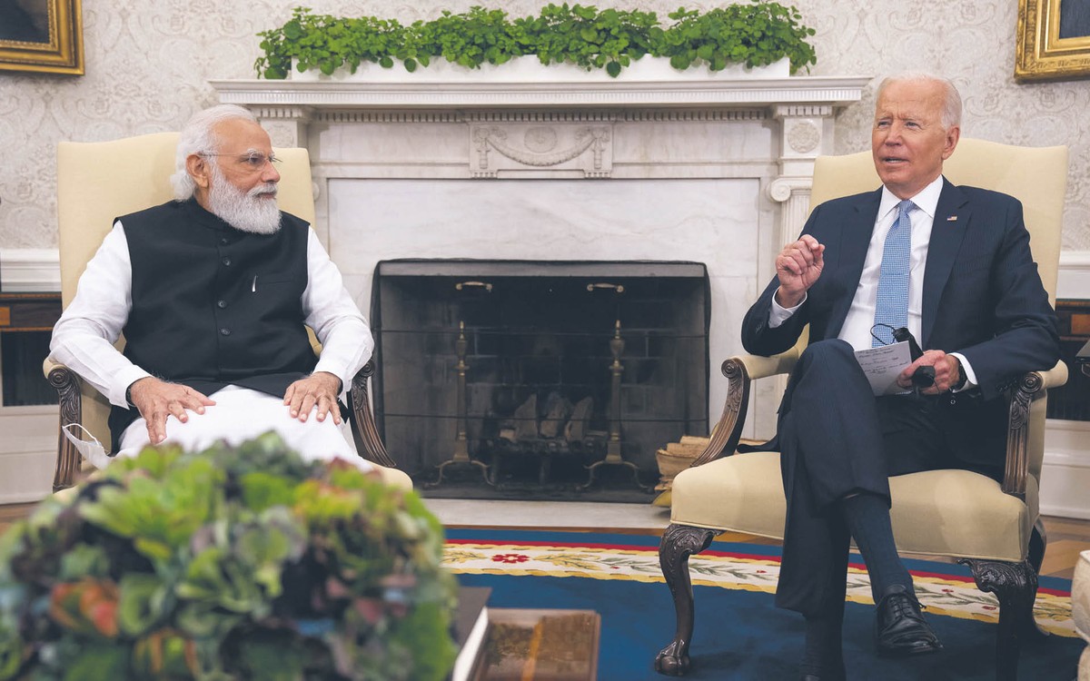 Retorycznie premier Indii Narendra Modi (po lewej) potępia inwazję na Ukrainę. W praktyce jego kraj zacieśnia współpracę gospodarczą z Rosją
