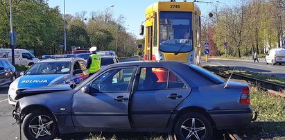 Mercedesem zablokował tramwaje. Kim jest sprawca kraksy w Łodzi? Policja szuka świadków