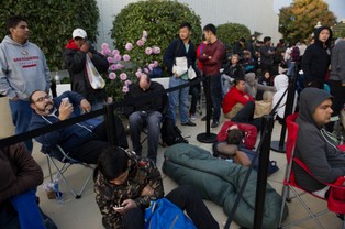 Kto pierwszy ten najfajniejszy. Kim są ludzie, którzy stoją nocą w kolejce za nowym iPhone'em?