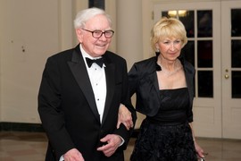 Nije htela da plati 420 DINARA za kafu, a muž joj ima MILIJARDE: Voze se POLUPANIM KOLIMA, žive u STAROJ KUĆI, štede i na HRANI, najbliži ih mole da OTVORE DŽEP, a evo gde oni TROŠI PARE