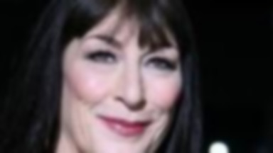 Anjelica Huston w muzycznym serialu