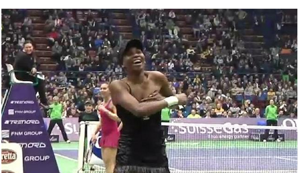 Widowiskową wpadkę zaliczyła w niedzielę Venus Williams. W czasie pokazowego meczu w Mediolanie Amerykanka musiała poradzić sobie z awarią... stroju!