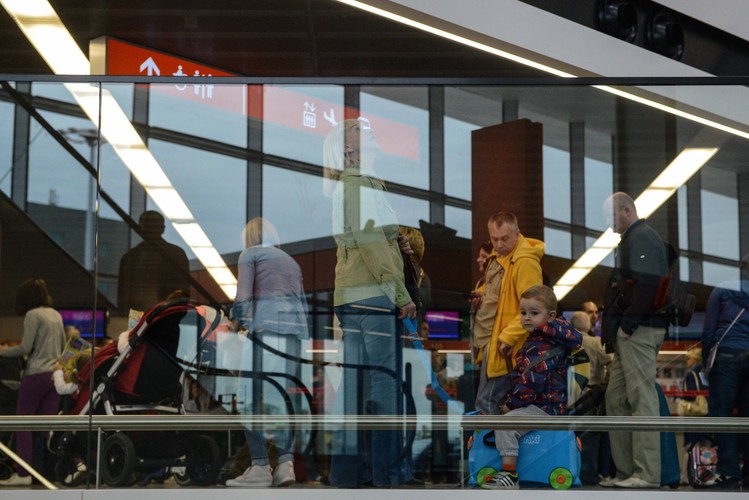 Remont wart blisko 400 mln zł trwał ponad dwa lata. Część kwoty potrzebnej na remont (91 mln zł) pochodziła z środków Unii Europejskiej.<br>Na zdjęciu:  Hala odlotów.<br><br>fot. (cat) PAP/Jakub Kamiński