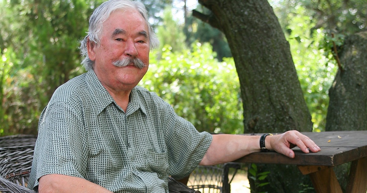 „Bekövetkezett, amitől tartottam...” – Megrongálták Csukás István sírját, ellopták Süsü figuráját – fotó