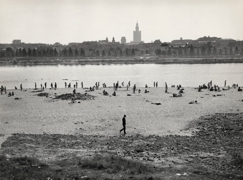 Irena Jarosińska, Sławomir Mrożek nad Wisłą, fotografie opublikowane, Sławomir Mrożek - the Logician, „Poland” (Zachód)1962,© Ośrodek KARTA