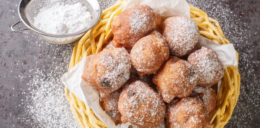 W Holandii podaje się je w święta i sylwestra. Oto przepis na oliebollen: pączki z jabłkiem i rodzynkami