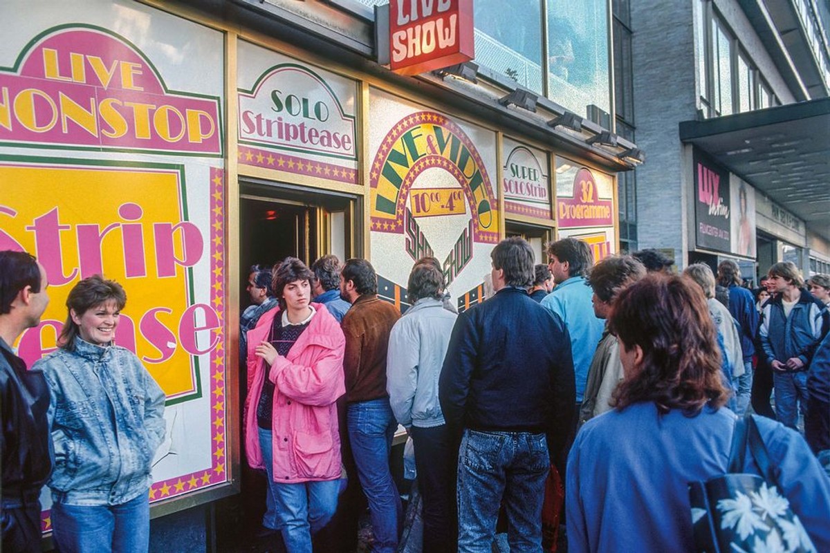 Berlin Zachodni, listopad 1989. Po przejsciu do Berlina Zachodniego, wiele mieszkancow NRD zwiedzalo tego typu sklepy w tym zachodnim miescie / Fot. Chris Niedenthal
