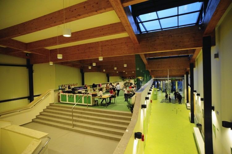 W placówce zaprojektowano system umożliwiający prowadzenie konferencji międzynarodowych z zastosowaniem tłumaczenia symultanicznego na 50 języków jednocześnie.