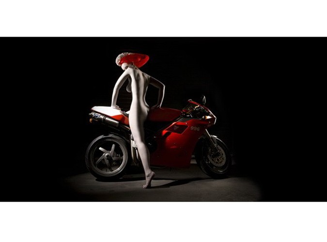 Naga kobieta i Ducati. Autorką zdjęć jest młoda artystka fotografii, Elizabeth Raab - jej specjalnością są kreatywne portrety. Ze zdjęć wykonanych jej ręką biją silne emocje. Fotografie, które możecie obejrzeć w naszej galerii można kupić w większych rozmiarach na stronie Ducati Art.