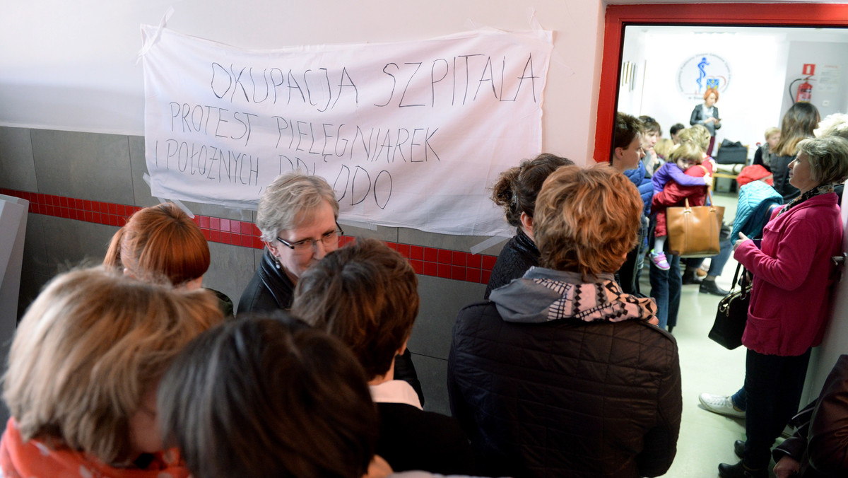 Zaraz po świętach pielęgniarki i położne ze Szpitala Powiatowego w Staszowie zaostrzą swój protest. Taka decyzja zapadła po tym, jak personel nie zgodził się na ostateczną propozycję dyrektora lecznicy. – Ona nie została przyjęta, bo po prostu jest krzywdząca – podkreśla Beata Uba, przewodnicząca Związku Zawodowego Pielęgniarek i Położnych w staszowskim szpitalu.