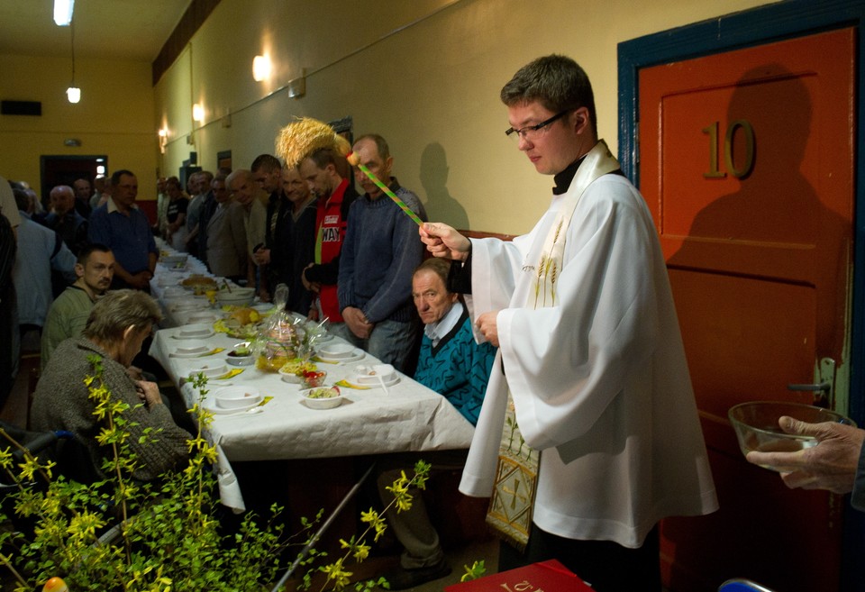 ŁÓDŹ ŚNIADANIE WIELKANOCNE W SCHRONISKU DLA BEZDOMNYCH